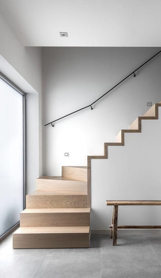 Escalera en L con peldaño triangular