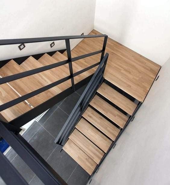 Escalera en U con descanso rectangular